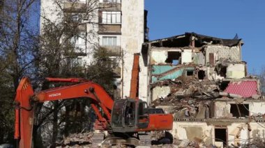 Hidrolik kırıcı tarak makine Montaj cihazları-Kırıcı eski ev üzerinde çalışıyor. Moscow, Rusya Federasyonu