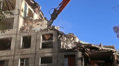 Hidrolik kırıcı tarak makine Montaj cihazları-Kırıcı eski ev üzerinde çalışıyor. Moscow, Rusya Federasyonu