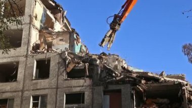 Hidrolik kırıcı tarak makine Montaj cihazları-Kırıcı eski ev üzerinde çalışıyor. Moscow, Rusya Federasyonu