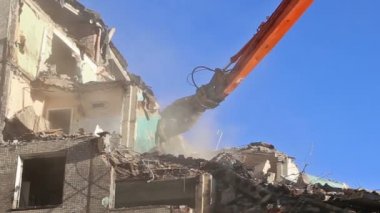 Hidrolik kırıcı tarak makine Montaj cihazları-Kırıcı eski ev üzerinde çalışıyor. Moscow, Rusya Federasyonu