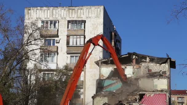 Maquinaria de excavadora de trituradora hidráulica que trabaja en la demolición de la antigua casa.Moscú, Rusia — Vídeo de stock