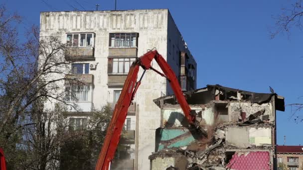 液压破碎锤挖掘机机械拆除旧房子工作。莫斯科，俄罗斯 — 图库视频影像