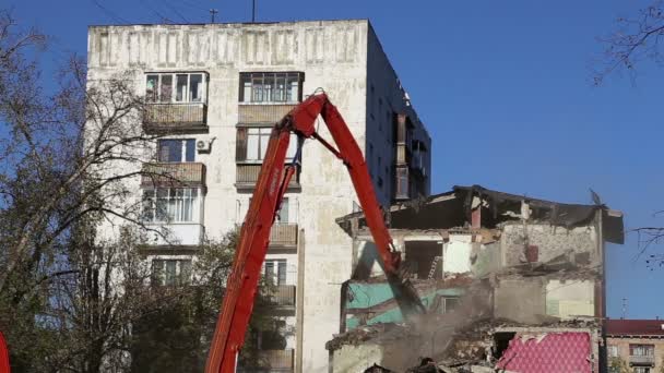 Hydraulic crusher excavator machinery working on demolition old house.Moscow, Russia — Stock Video