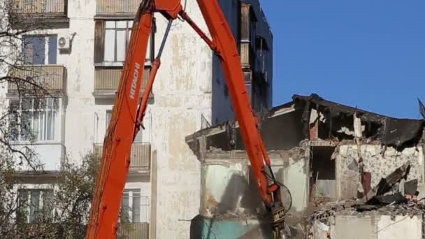 Гідравлічні дробарка екскаватор обладнання працює над знесення старий будинок. Москва, Російська Федерація — стокове відео
