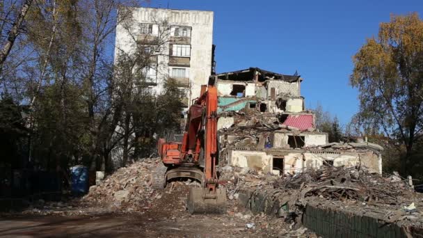 Hydraulische crusher graafmachine machines werken op sloop oude huis. Moskou, Rusland — Stockvideo