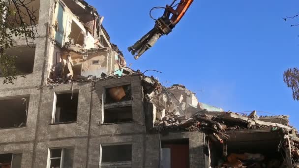 Concasseur hydraulique excavatrice machines travaillant sur la démolition vieille maison.Moscou, Russie — Video