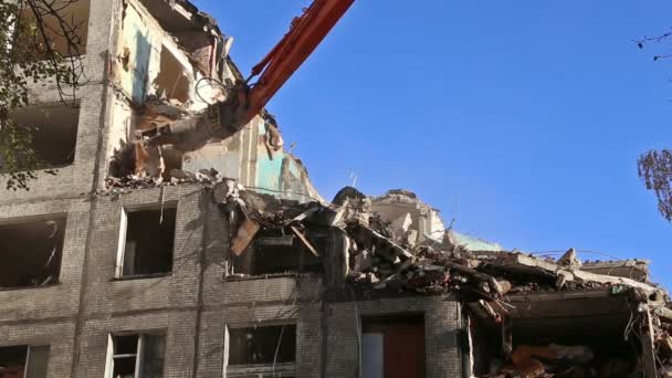Hidraulikus daráló kotró gép dolgozik a bontás a régi ház. Moscow, Oroszország — Stock videók