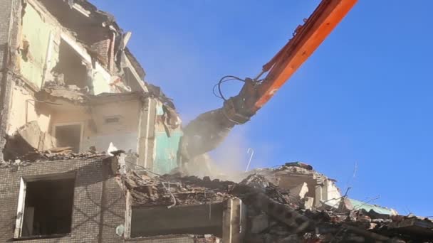 Concasseur hydraulique excavatrice machines travaillant sur la démolition vieille maison.Moscou, Russie — Video