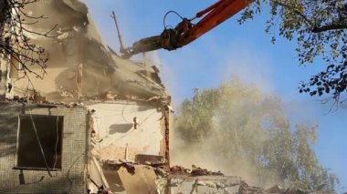 Hidrolik kırıcı tarak makine Montaj cihazları-Kırıcı eski ev üzerinde çalışıyor. Moscow, Rusya Federasyonu