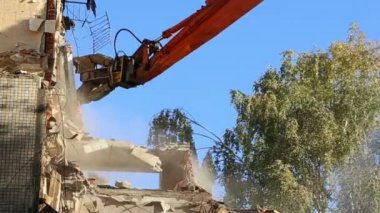 Hidrolik kırıcı tarak makine Montaj cihazları-Kırıcı eski ev üzerinde çalışıyor. Moscow, Rusya Federasyonu
