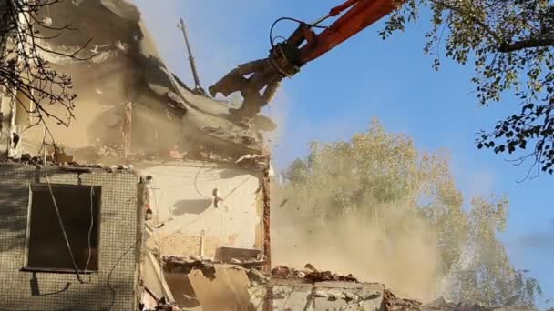 Hydrauliska kross grävmaskin maskiner som arbetar med rivning gamla hus. Moscow, Ryssland — Stockvideo