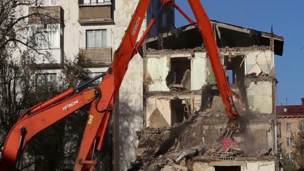 Hydraulic crusher excavator machinery working on demolition old house.Moscow, Russia — Stock Video