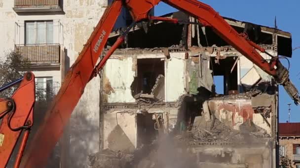 Hydraulic crusher excavator machinery working on demolition old house.Moscow, Russia — Stock Video