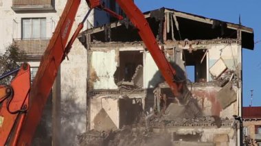 Hidrolik kırıcı tarak makine Montaj cihazları-Kırıcı eski ev üzerinde çalışıyor. Moscow, Rusya Federasyonu