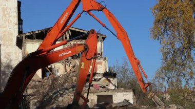 Hidrolik kırıcı tarak makine Montaj cihazları-Kırıcı eski ev üzerinde çalışıyor. Moscow, Rusya Federasyonu