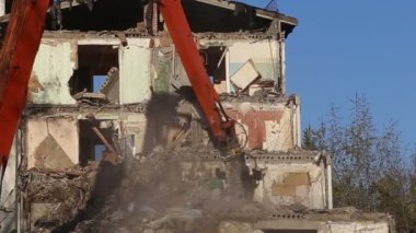 Hidrolik kırıcı tarak makine Montaj cihazları-Kırıcı eski ev üzerinde çalışıyor. Moscow, Rusya Federasyonu