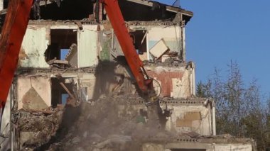 Hidrolik kırıcı tarak makine Montaj cihazları-Kırıcı eski ev üzerinde çalışıyor. Moscow, Rusya Federasyonu