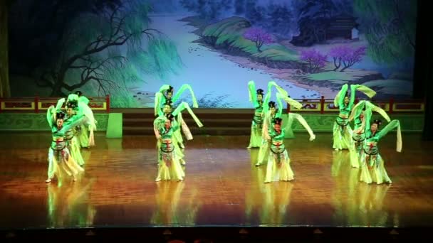 Dancers of the Xian Dance Troupe perform the famous Tang Dynasty show at the Xian Theatre,China  — стоковое видео