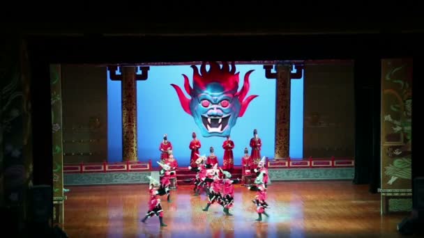 Dancers of the Xian Dance Troupe perform the famous Tang Dynasty show at the Xian Theatre,China  — Stockvideo