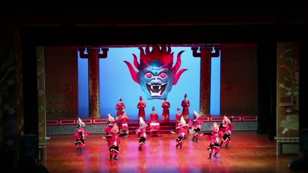 Dancers of the Xian Dance Troupe perform the famous Tang Dynasty show at the Xian Theatre,China  — Vídeo de stock