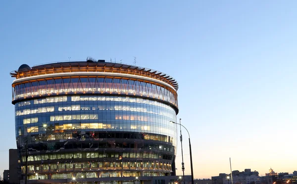 Moderno edificio per uffici con grandi finestre di notte, in luce finestre shines.Moscow, Russia — Foto Stock