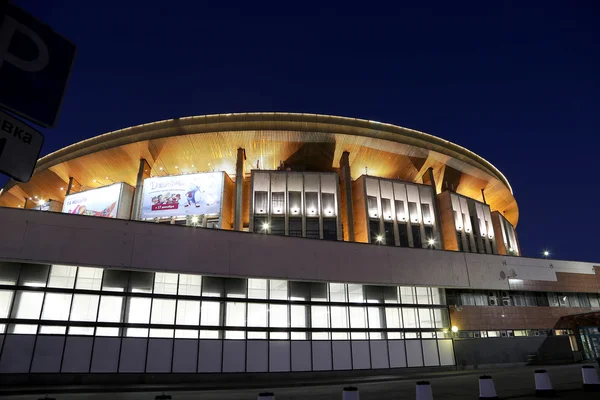 Здание Олимпийского стадиона (ночью) в Москве, Россия — стоковое фото