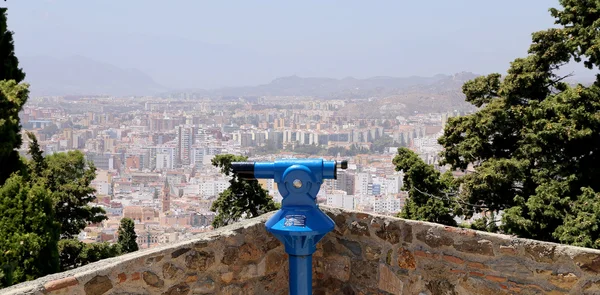 Telescoop viewer met uitzicht op de Malaga, in Andalusië, Spanje. — Stockfoto