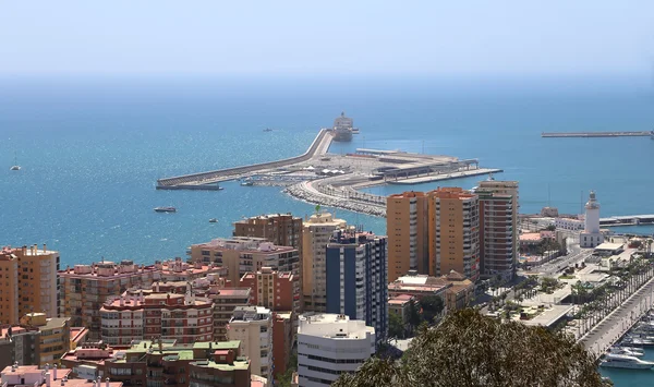 Malaga, Andalúzia, Spanyolország. a légi felvétel a kikötő és a város — Stock Fotó