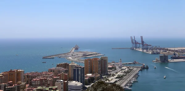 Malaga i Andalusien, Spanien. Flygfoto över hamnen och staden — Stockfoto