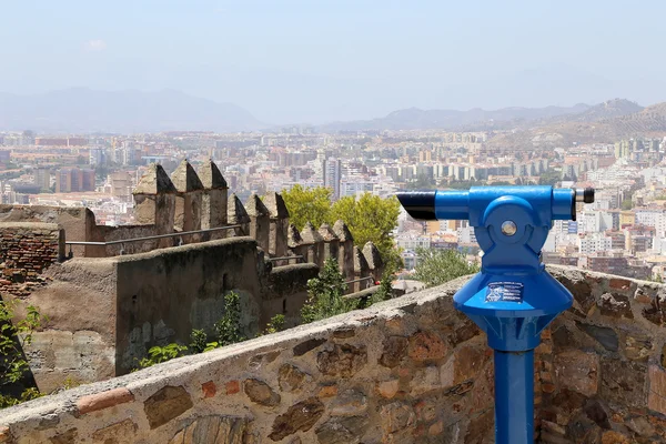 Telescoop viewer met uitzicht op het kasteel van Gibralfaro in Malaga, Andalusie, Spanje — Stockfoto