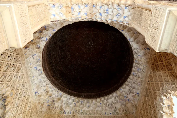 Alhambra Palace - castello medievale moresco a Granada, Andalusia, Spagna — Foto Stock