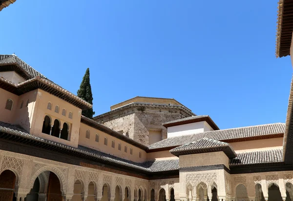 Alhambra palast - mittelalterliche maurische burg in granada, andalusien, spanien — Stockfoto