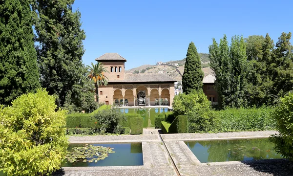 Palácio de Alhambra - castelo mouro medieval em Granada, Andaluzia, Espanha — Fotografia de Stock