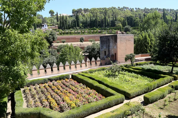 Palacio de la Alhambra - Castillo medieval morisco en Granada, Andalucía, España — Foto de Stock