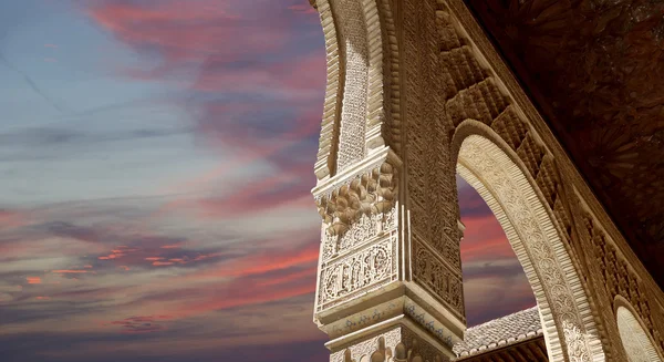 Arcos em estilo islâmico (mourisco) em Alhambra, Granada, Espanha — Fotografia de Stock