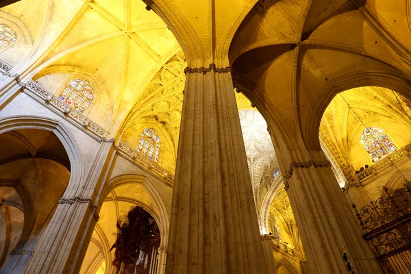 Wnętrze katedry w Sewilli - Katedra Najświętszej Maryi Panny na Zobacz, Andaluzja, Hiszpania — Zdjęcie stockowe