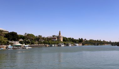 Torre del Oro ya da Golden Tower Guadalquivir Nehri, Sevilla, Andalusia, Güney İspanya üzerinden