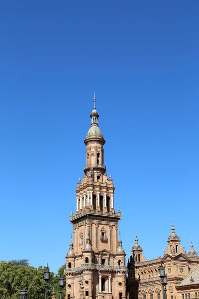 Здания на знаменитой площади Plaza de Espana (место проведения латиноамериканской выставки 1929 года) - Испанская площадь в Севилье, Андалусия, Испания . — стоковое фото