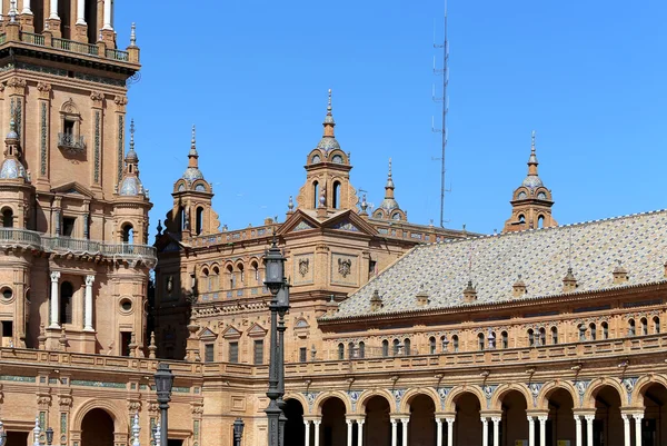 Здания на знаменитой площади Plaza de Espana (место проведения латиноамериканской выставки 1929 года) - Испанская площадь в Севилье, Андалусия, Испания . — стоковое фото