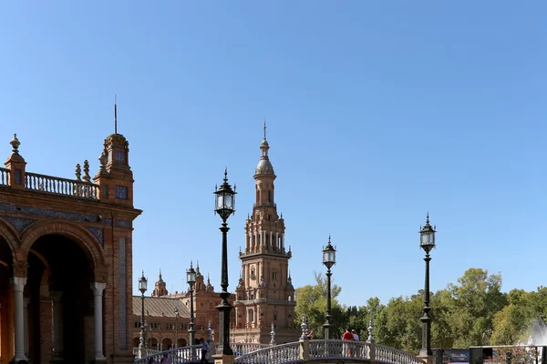Edificios en la famosa Plaza de España (sede de la Exposición Latinoamericana de 1929) - Plaza de España en Sevilla, Andalucía, España . —  Fotos de Stock