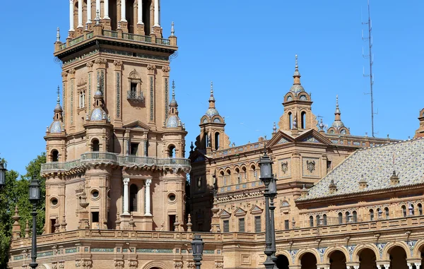 Edificios en la famosa Plaza de España (sede de la Exposición Latinoamericana de 1929) - Plaza de España en Sevilla, Andalucía, España . —  Fotos de Stock