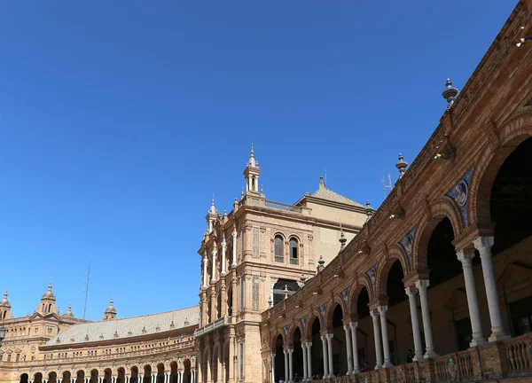 Edificios en la famosa Plaza de España (sede de la Exposición Latinoamericana de 1929) - Plaza de España en Sevilla, Andalucía, España . — Foto de Stock