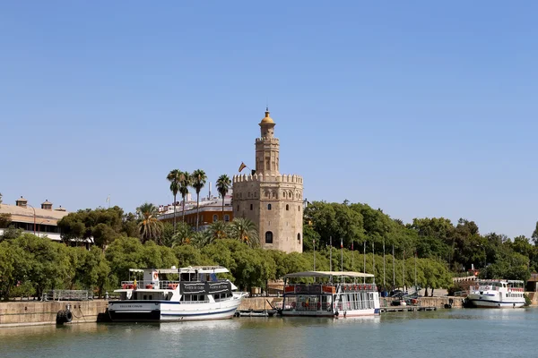Torre del Oro nebo Golden Tower Guadalquivir řeka, Sevilla, Andalusii, jižní Španělsko — Stock fotografie