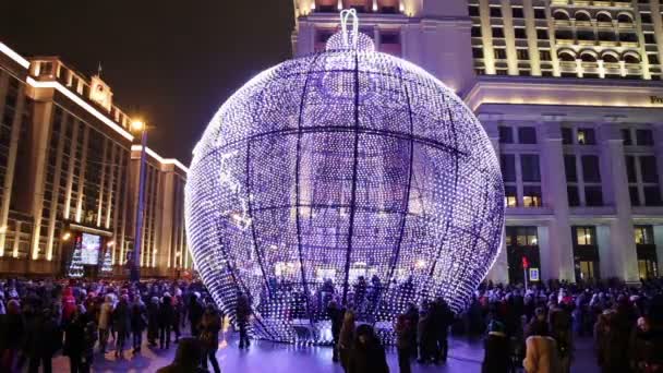 Navidad y Año Nuevo iluminación y construcción de la Duma Estatal de la Asamblea Federal de la Federación Rusa en la noche, Moscú, Rusia — Vídeos de Stock