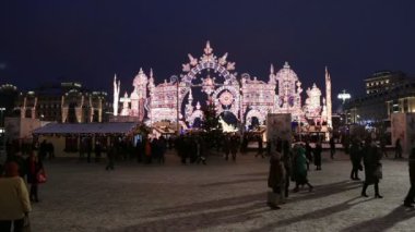 Bolşoy Tiyatrosu (, büyük ya da büyük Grand Theatre, ayrıca yazıldığından Bolshoy) yakınındaki Christmas (yeni yıl tatilleri) aydınlatma gece, Moskova, Rusya Federasyonu