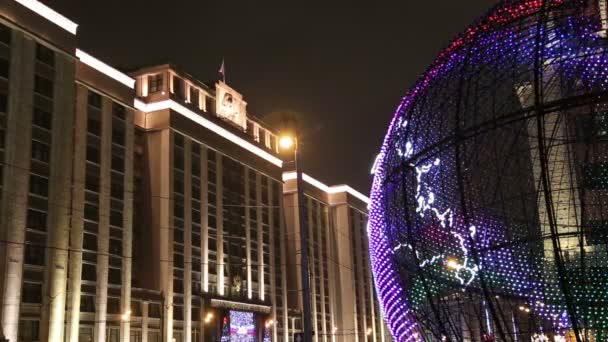 Jul och nyår semester belysning och byggnaden av The duman av federala församlingen av ryska federationen på natten, Moskva, Ryssland — Stockvideo