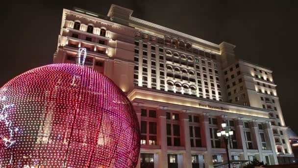 Kerstmis en Nieuwjaar vakantie verlichting en oude Hotel Moskva uit Manege Square in de nacht. Moskou, Rusland — Stockvideo