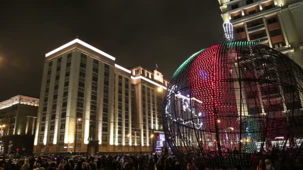크리스마스와 새 해 휴일 조명과 국가 Duma의 건물의 연방 어셈블리의 러시아 밤, 모스크바, 러시아 — 비디오