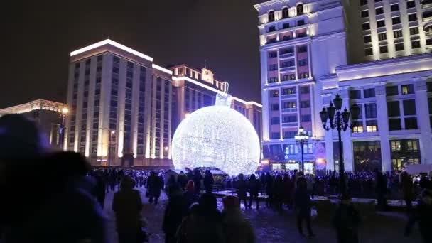 Natal e feriados de Ano Novo iluminação e construção da Duma do Estado da Assembleia Federal da Federação Russa à noite, Moscou, Rússia — Vídeo de Stock