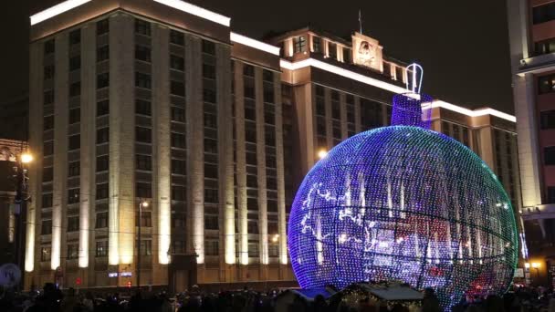 Boże Narodzenie i nowy rok wakacje oświetlenie i Duma budynku z państwa federalnego wirtualny plik dziennika z Federacji Rosyjskiej w nocy, Moskwa, Federacja Rosyjska — Wideo stockowe